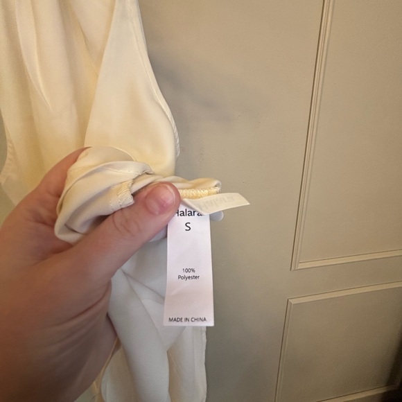 Halara Small Elegant White Sleeveless Blouse with Keyhole Back Halter NWT - Picture 3 of 4